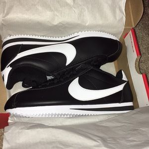 NWT W 8.5 BLK/WHITE NIKE CLASSIC CORTEZ LEATHER